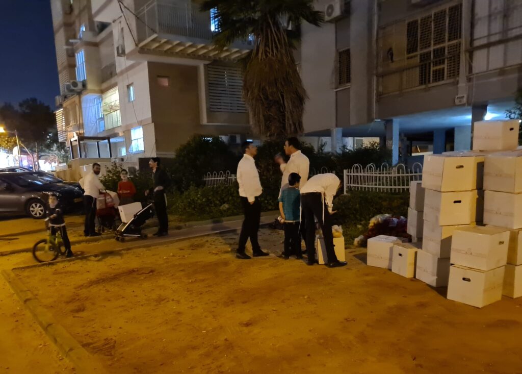 חלוקת דברים יבשים חצי שנתית כל ערב פסח וכן כל ראש השנה למשפחות כדי לסייע להם